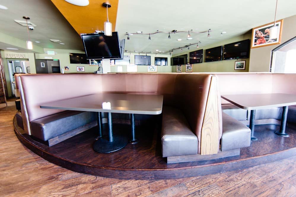 JP23 BBQ Smokehouse: Raised booths