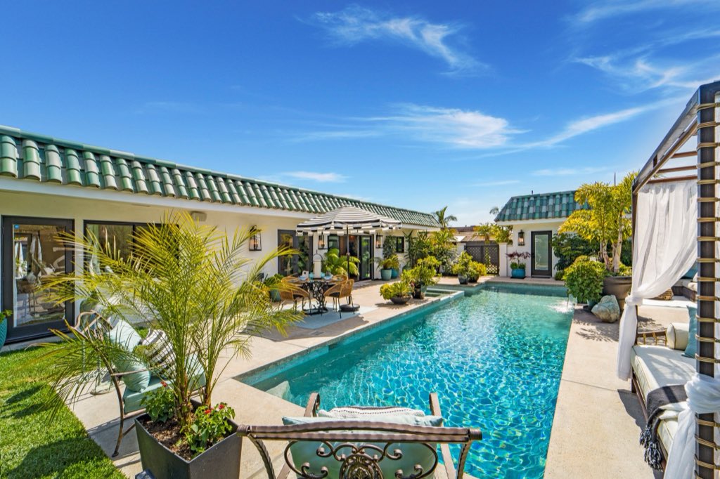 Courtyard ranch, photo 6 of 12