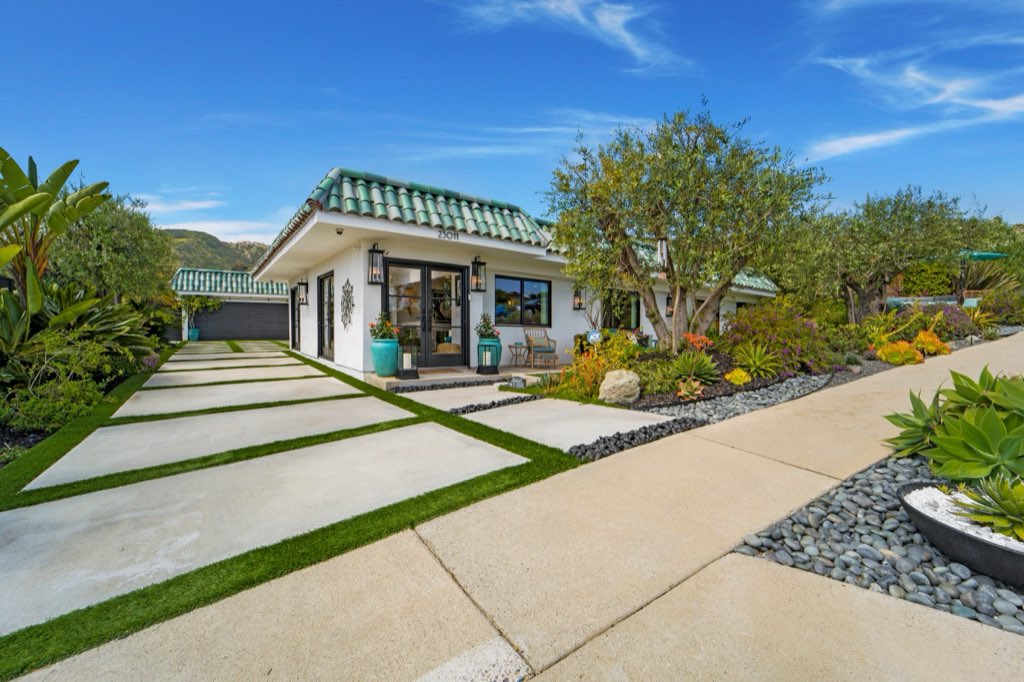 Courtyard ranch, photo 7 of 12