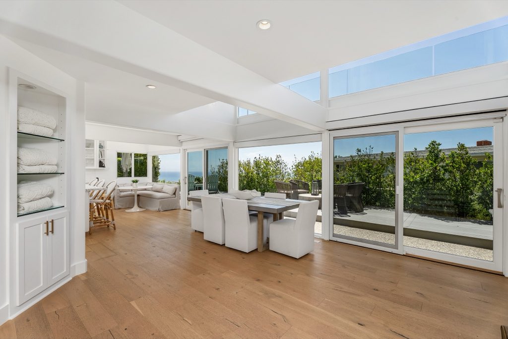 Bluff-top coastal home: Dining and living
