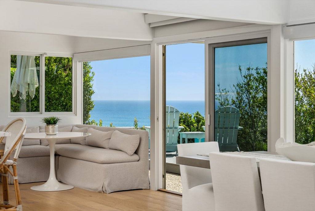Bluff-top coastal home: Breakfast nook with ocean view