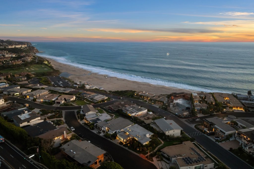 Bluff-top coastal home: Coastline at dusk