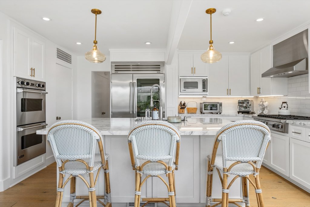 Bluff-top coastal home: Kitchen