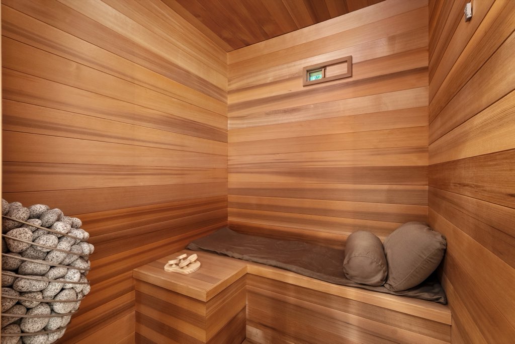 Bluff-top coastal home: Cedar sauna