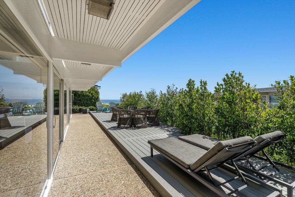 Bluff-top coastal home: Terrace