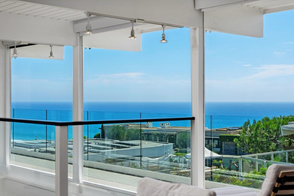 Bluff-top coastal home: Glass-rail deck