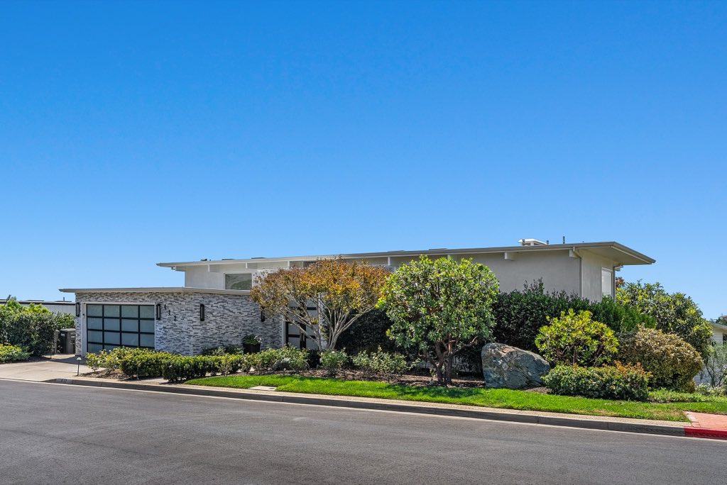 Bluff-top coastal home: Street view