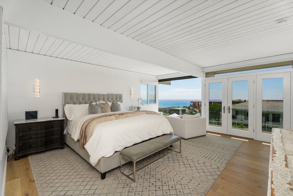 Bluff-top coastal home: Primary bedroom