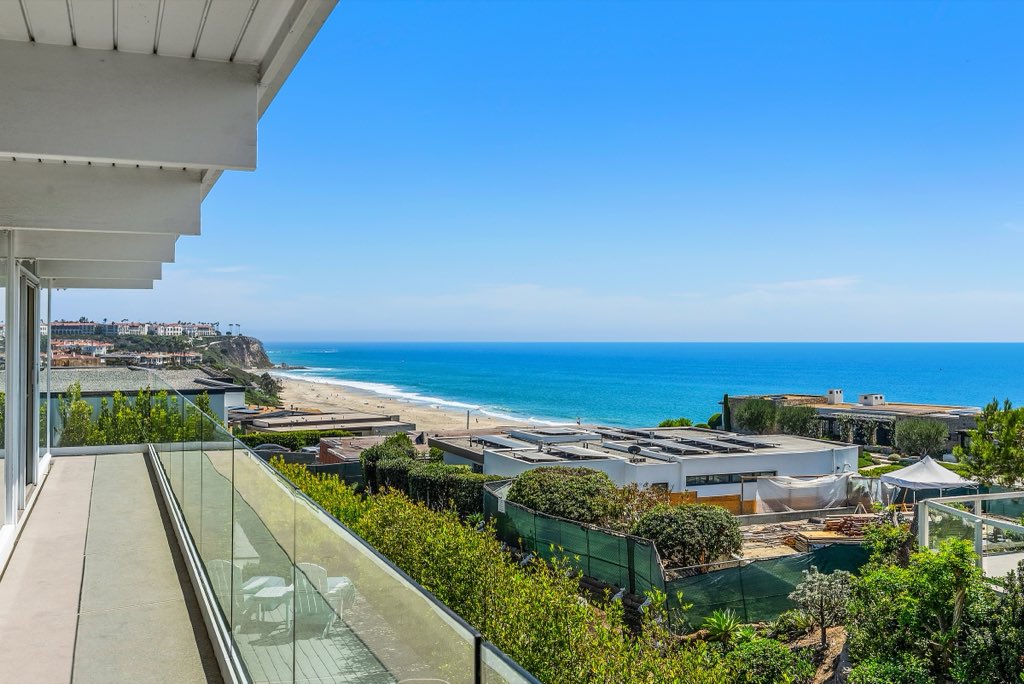 Bluff-top coastal home: Ocean-view balcony