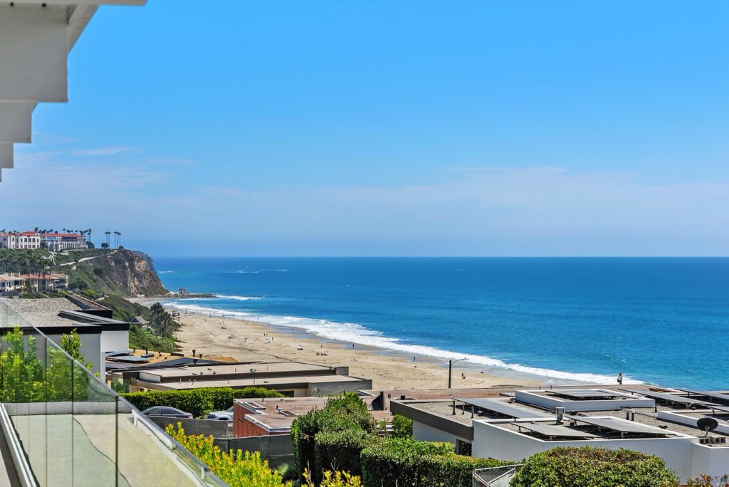 Bluff-top coastal home: Beach view