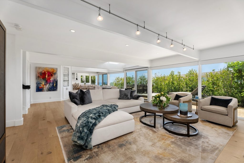 Bluff-top coastal home: Great room