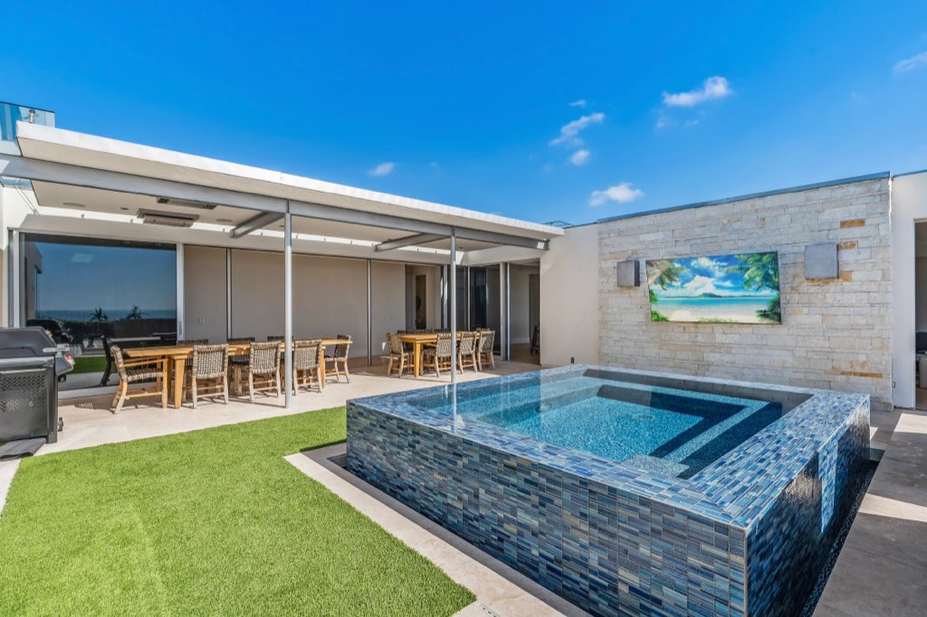 Monarch Bay modern: Courtyard and spa