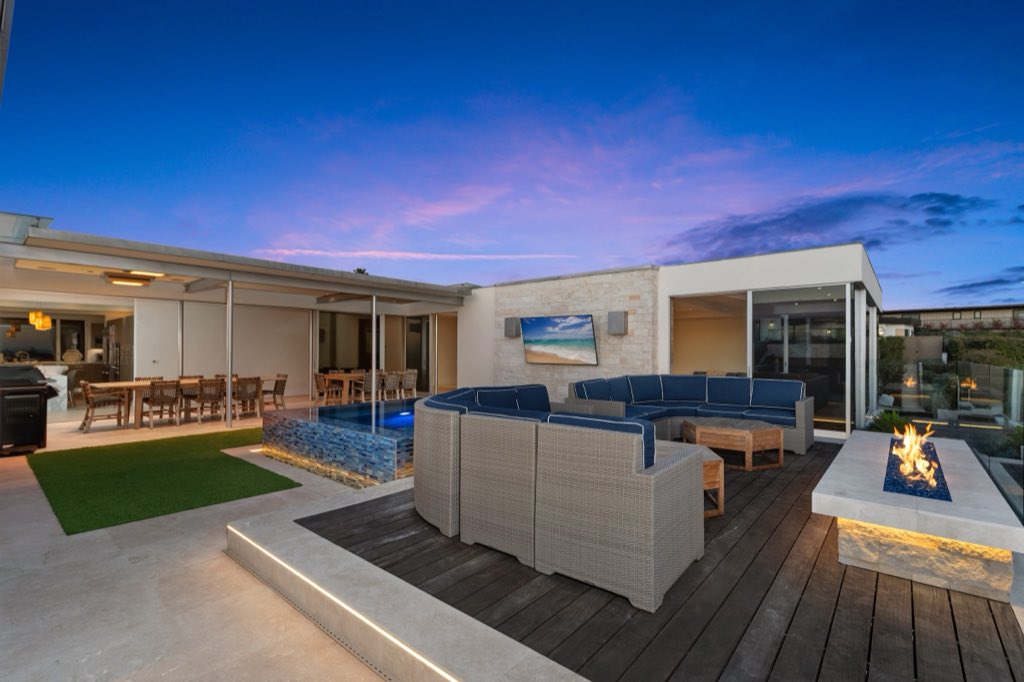 Monarch Bay modern: Courtyard at dusk
