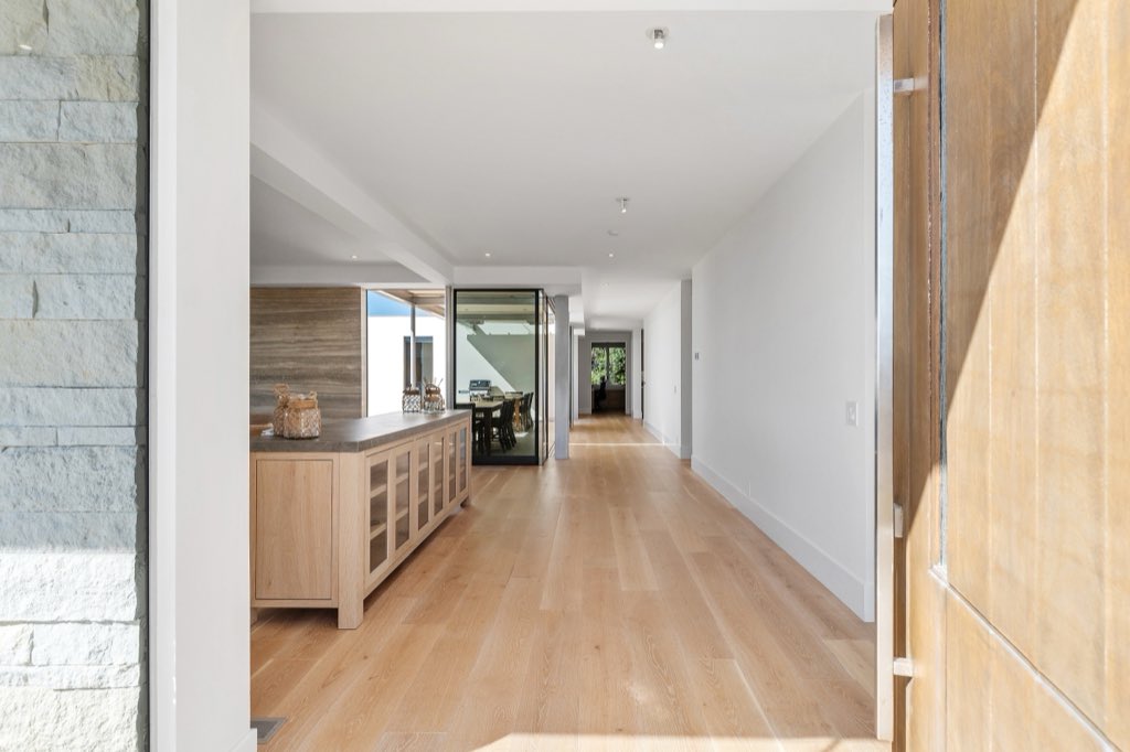 Monarch Bay modern: Gallery hall