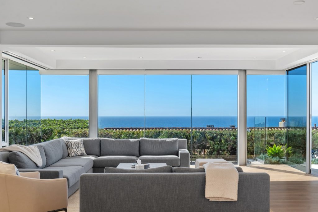 Monarch Bay modern: Living room