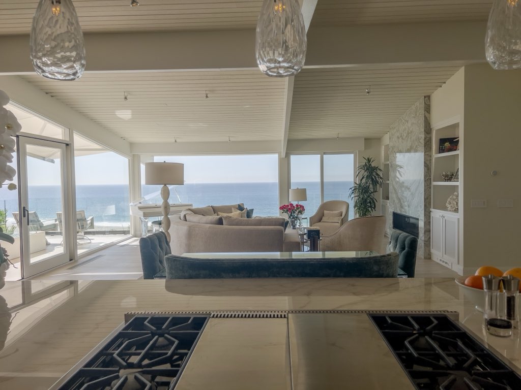 Oceanfront contemporary, photo 5 of 12