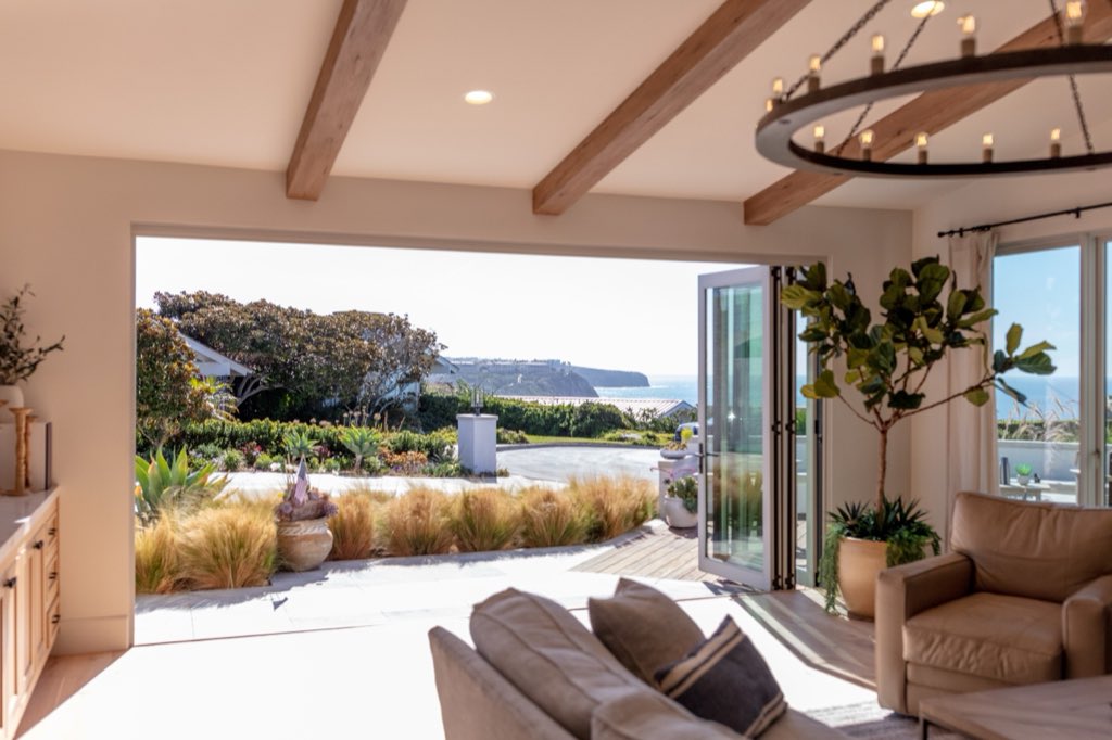 White stucco, rooftop views, photo 4 of 7