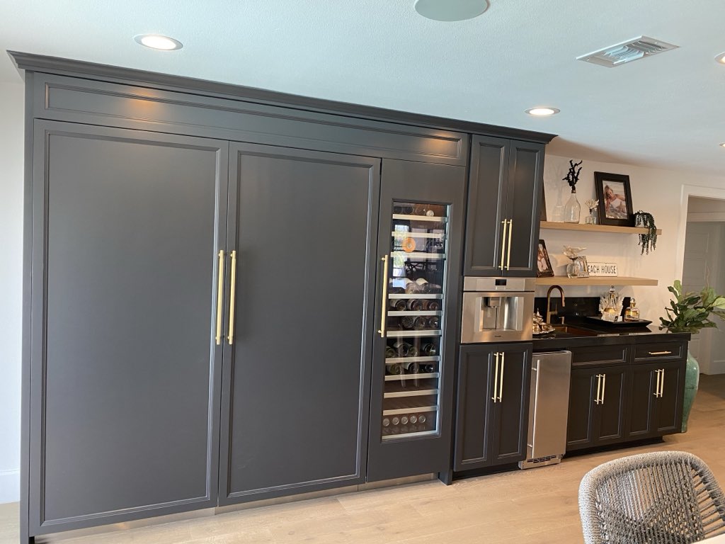 Kitchen with a waterfall island, photo 1 of 6