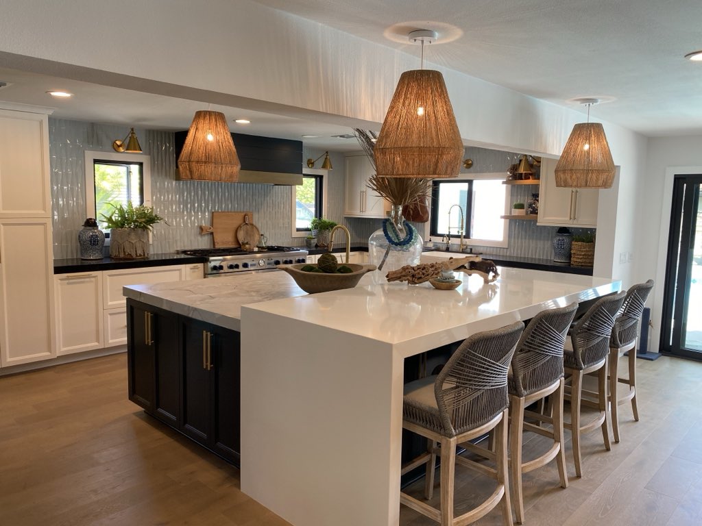 Kitchen with a waterfall island, photo 2 of 6
