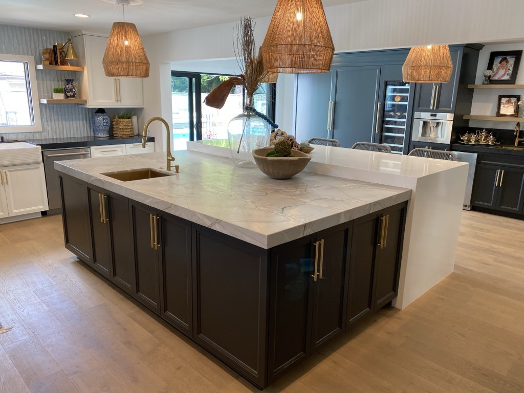 Kitchen with a waterfall island, photo 4 of 6