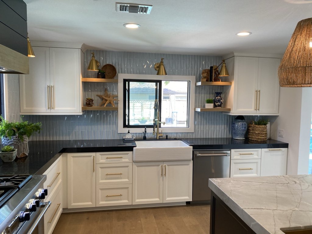 Kitchen with a waterfall island, photo 6 of 6